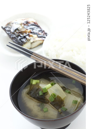 わかめと豆腐の味噌汁とサバの塩焼 わかめと豆腐の味噌汁とサバの塩焼 125243825
