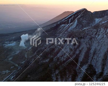 えびの高原上空から夜明けの韓国岳の空撮 125244225
