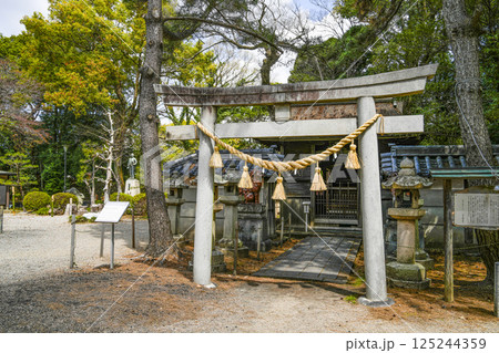 西尾城本丸跡に鎮座する御剱八幡宮（みつるぎはちまんぐう） 125244359