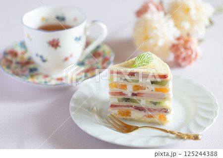 フルーツたっぷりのミルクレープ 125244388