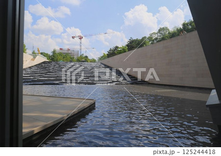 ブローニュの森にあるフォンダシオン・ルイ・ヴィトンの地下の水庭 ブローニュの森にあるフォンダシオン・ルイ・ヴィトンの地下の水庭 125244418