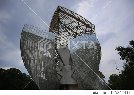 ブローニュの森にあるフォンダシオン ルイ・ヴィトン ブローニュの森にあるフォンダシオン ルイ・ヴィトン 125244438