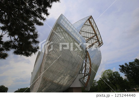 ブローニュの森にあるフォンダシオン ルイ・ヴィトン ブローニュの森にあるフォンダシオン ルイ・ヴィトン 125244440