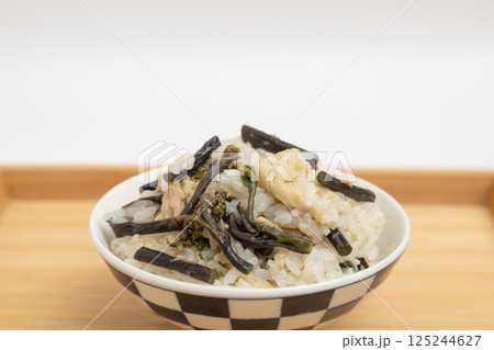 ワラビとお揚げの混ぜご飯の素材写真 ワラビとお揚げの混ぜご飯の素材写真 125244627