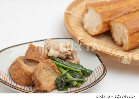 あぶら麩と、あぶら麩の煮物の素材写真 あぶら麩と、あぶら麩の煮物の素材写真 125245217