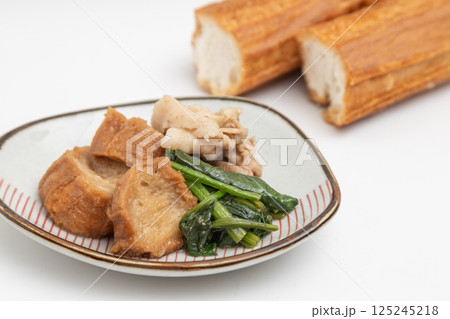あぶら麩と、あぶら麩の煮物の素材写真 あぶら麩と、あぶら麩の煮物の素材写真 125245218