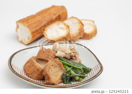 あぶら麩と、あぶら麩の煮物の素材写真 あぶら麩と、あぶら麩の煮物の素材写真 125245221