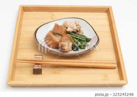木製のトレーに配膳されたあぶら麩の煮物 木製のトレーに配膳されたあぶら麩の煮物 125245246