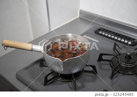 秋の味覚の茹で栗調理中 秋の味覚の茹で栗調理中 125245485