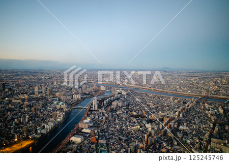 東京の街並みと川が広がる夕景風景の背景 125245746