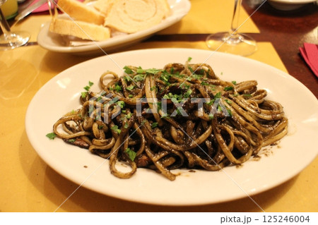 イタリア　イカスミのリングイネ　ヴェネツィアのレストランにて 125246004