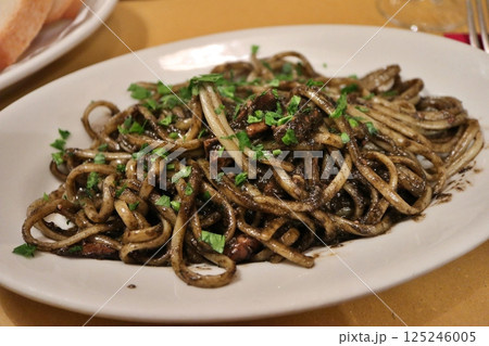 イタリア　イカスミのリングイネ　ヴェネツィアのレストランにて 125246005