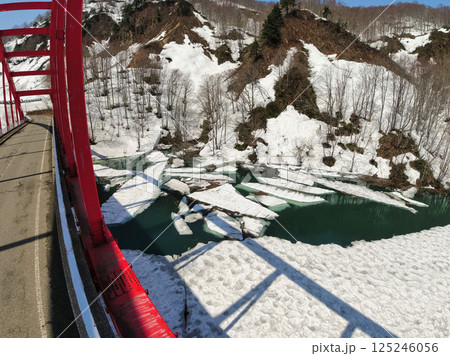 魚沼市破間川ダム、春の風物詩雪流れ 125246056