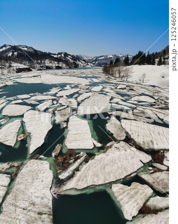 魚沼市破間川ダム、春の風物詩雪流れ 125246057
