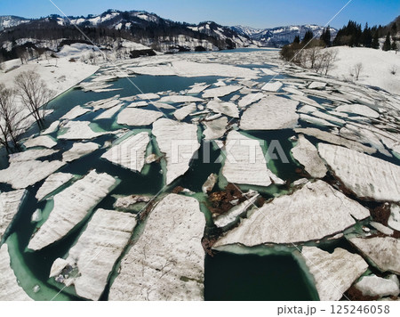 魚沼市破間川ダム、春の風物詩雪流れ 125246058