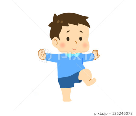 室内で片足立ちする男の子 室内で片足立ちする男の子 125246078