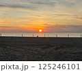夕陽に染まる砂浜 / Sandy beach dyed in the sunset 125246101