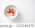 いちごとミックスナッツのヨーグルト 125246476