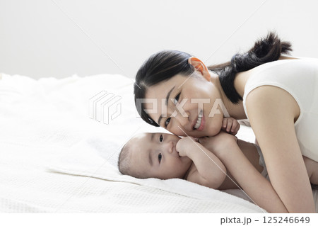 4ヶ月の赤ちゃんとママ 125246649