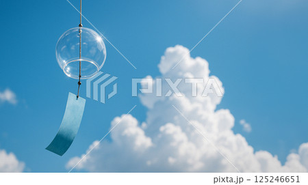 夏の青空と風鈴 125246651