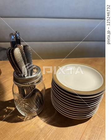テーブルに置かれた食器 テーブルに置かれた食器 125246732