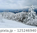 戸隠スキー場頂上から北アルプス方面を望む雪景色 125246940