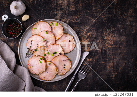 Sliced chicken sausage with herbs 125247031
