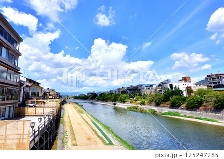 京都　鴨川　納涼床風景　夏の鴨川ゆか風景　京都の夏風景 125247285
