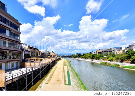 京都　鴨川　納涼床風景　夏の鴨川ゆか風景　京都の夏風景 125247286