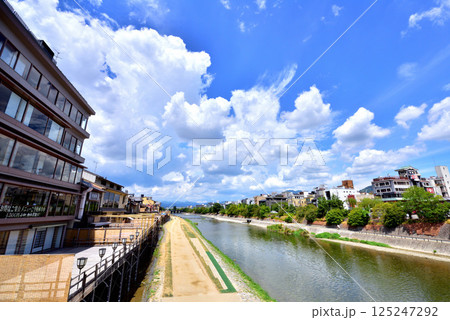京都 鴨川 納涼床風景 夏の鴨川ゆか風景 京都の夏風景 京都 鴨川 納涼床風景 夏の鴨川ゆか風景 京都の夏風景 125247292