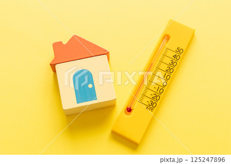 温度計と家 室内温度のイメージ写真 温度計と家 室内温度のイメージ写真 125247896