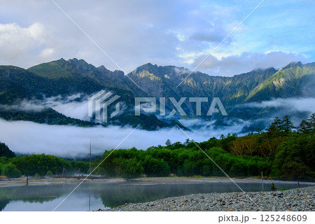 上高地大正池から穂高連峰を望む 125248609