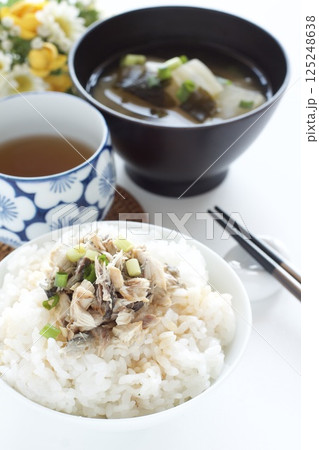塩サバほぐしご飯とわかめと大根の味噌汁 塩サバほぐしご飯とわかめと大根の味噌汁 125248638