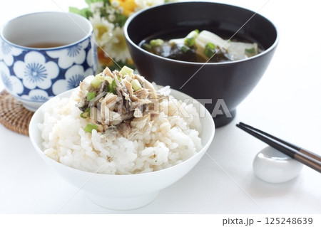 塩サバほぐしご飯とわかめと大根の味噌汁 塩サバほぐしご飯とわかめと大根の味噌汁 125248639
