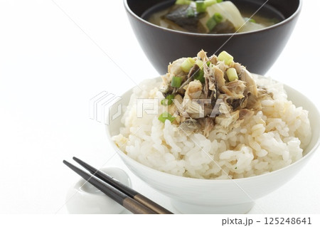 塩サバほぐしご飯とわかめと大根の味噌汁 塩サバほぐしご飯とわかめと大根の味噌汁 125248641