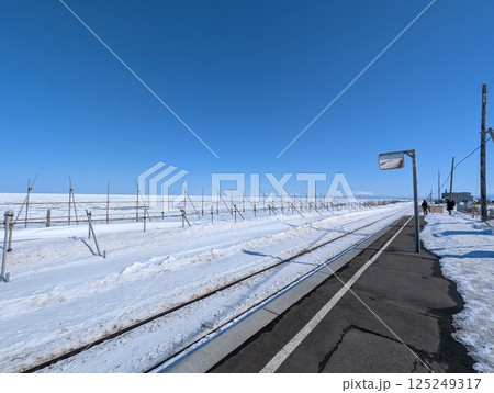 釧網本線北浜駅から見るオホーツク海の流氷 125249317