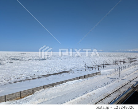 釧網本線北浜駅から見るオホーツク海の流氷 125249326
