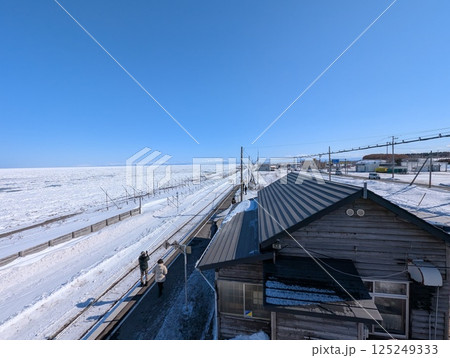 釧網本線北浜駅から見るオホーツク海の流氷 釧網本線北浜駅から見るオホーツク海の流氷 125249333