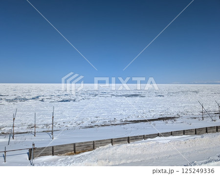 釧網本線北浜駅から見るオホーツク海の流氷 125249336