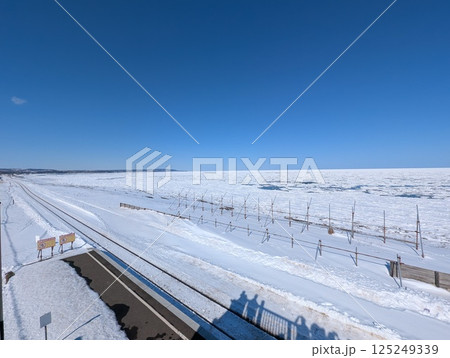 釧網本線北浜駅から見るオホーツク海の流氷 125249339