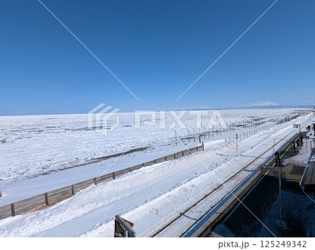 釧網本線北浜駅から見るオホーツク海の流氷 釧網本線北浜駅から見るオホーツク海の流氷 125249342