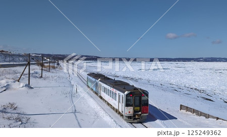 釧網本線北浜駅 H100形DECMOと流氷 網走方を望む 125249362