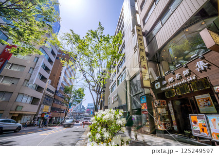 日本の東京都市景観　新緑の宮益坂から渋谷駅や宮益坂下交差点などを望む 125249597
