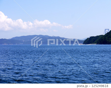少しだけ見える大鳴門橋の構造物を海から見た風景 少しだけ見える大鳴門橋の構造物を海から見た風景 125249618