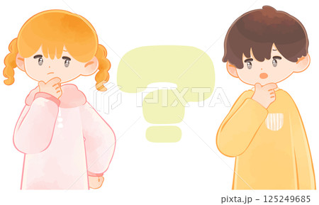 困った表情で考えている子供とクエスチョンマーク　女の子と男の子 125249685