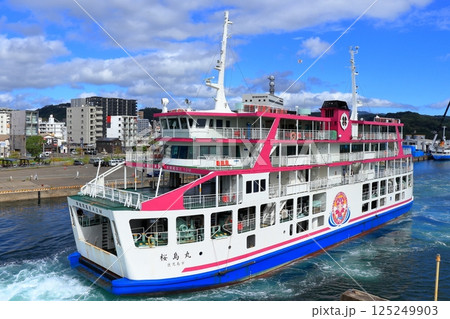 フェリーから望む桜島と錦江湾の風景 《鹿児島》 フェリーから望む桜島と錦江湾の風景 《鹿児島》 125249903