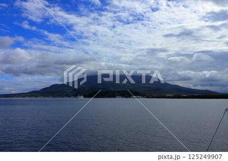 フェリーから望む桜島と錦江湾の風景 《鹿児島》 フェリーから望む桜島と錦江湾の風景 《鹿児島》 125249907