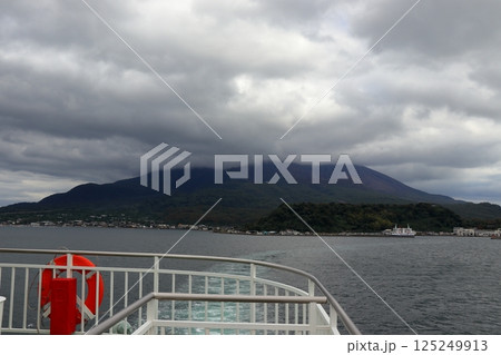 フェリーから望む桜島と錦江湾の風景 《鹿児島》 フェリーから望む桜島と錦江湾の風景 《鹿児島》 125249913