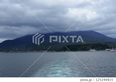 フェリーから望む桜島と錦江湾の風景 《鹿児島》 フェリーから望む桜島と錦江湾の風景 《鹿児島》 125249915