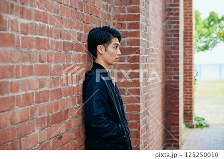私服姿の20代の若い男性 私服姿の20代の若い男性 125250010